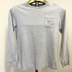 Distressed Vineyard Vines American flag graphic tee!